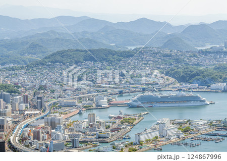 長崎県佐世保市 大型クルーズ船が停泊している佐世保市の街並み 長崎県佐世保市 大型クルーズ船が停泊している佐世保市の街並み 124867996