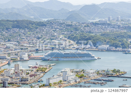 長崎県佐世保市　大型クルーズ船が停泊している佐世保市の街並み 124867997