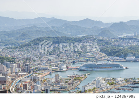 長崎県佐世保市 大型クルーズ船が停泊している佐世保市の街並み 長崎県佐世保市 大型クルーズ船が停泊している佐世保市の街並み 124867998