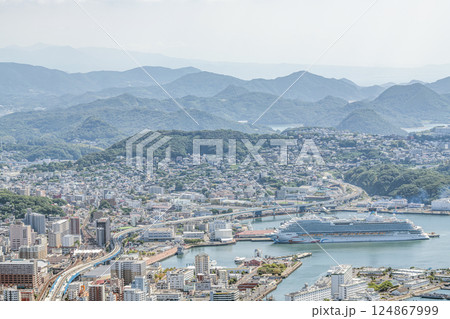 長崎県佐世保市 大型クルーズ船が停泊している佐世保市の街並み 長崎県佐世保市 大型クルーズ船が停泊している佐世保市の街並み 124867999