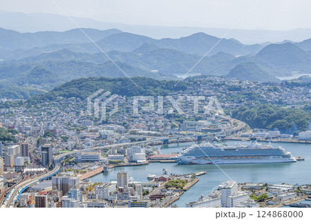 長崎県佐世保市 大型クルーズ船が停泊している佐世保市の街並み 長崎県佐世保市 大型クルーズ船が停泊している佐世保市の街並み 124868000