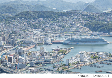 長崎県佐世保市 大型クルーズ船が停泊している佐世保市の街並み 長崎県佐世保市 大型クルーズ船が停泊している佐世保市の街並み 124868001