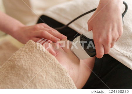 髭脱毛をする男性 髭脱毛をする男性 124868280