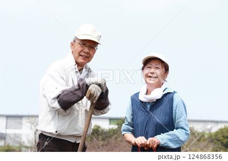 家庭菜園のシニア夫婦 124868356