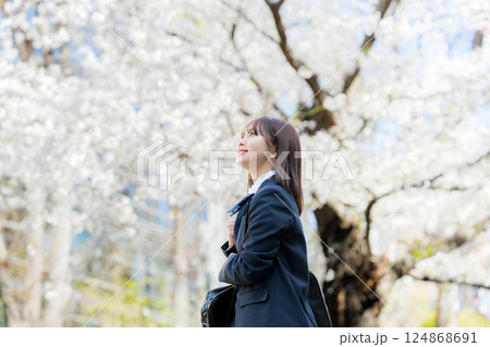 桜の中を歩く女子高生 124868691