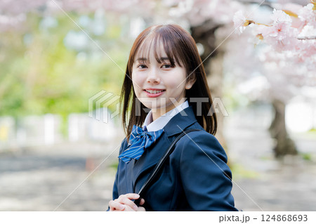 桜の中を歩く女子高生 桜の中を歩く女子高生 124868693