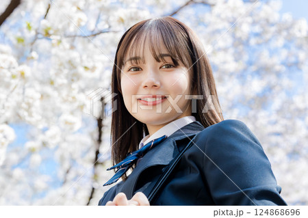 桜の中を歩く女子高生 桜の中を歩く女子高生 124868696