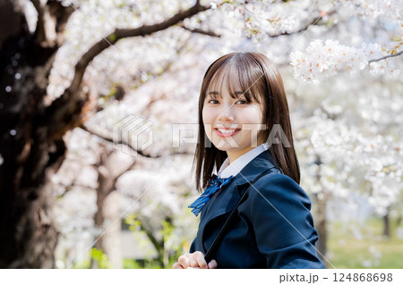 桜の中を歩く女子高生 124868698