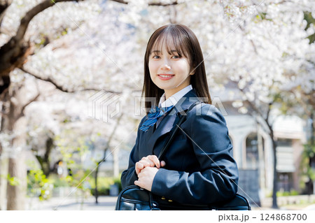 桜の中を歩く女子高生 桜の中を歩く女子高生 124868700