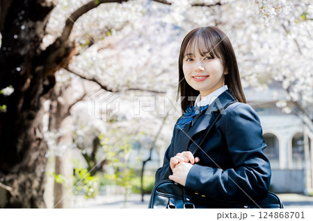 桜の中を歩く女子高生 124868701