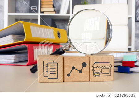 Magnifying glass and symbols of retail and franchising. 124869635