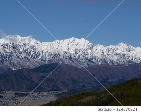 春の北アルプス　鷹狩山から見る大町市街地 124870221