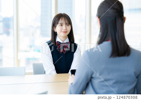 相談する女子学生 相談する女子学生 124870308