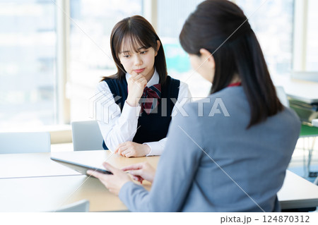 相談する女子学生 124870312