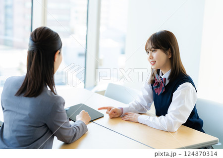 相談する女子学生 相談する女子学生 124870314