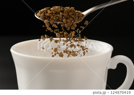 インスタントコーヒー　コーヒー粉末をカップに入れる 124870419