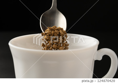 インスタントコーヒー　コーヒー粉末をカップに入れる 124870420