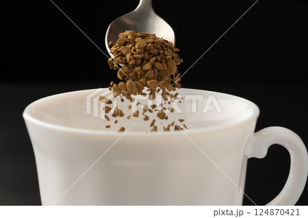 インスタントコーヒー　コーヒー粉末をカップに入れる 124870421