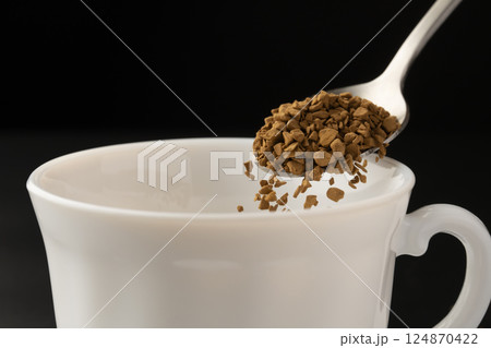 インスタントコーヒー コーヒー粉末をカップに入れる インスタントコーヒー コーヒー粉末をカップに入れる 124870422