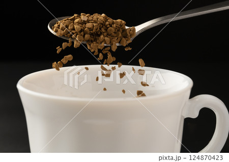 インスタントコーヒー　コーヒー粉末をカップに入れる 124870423