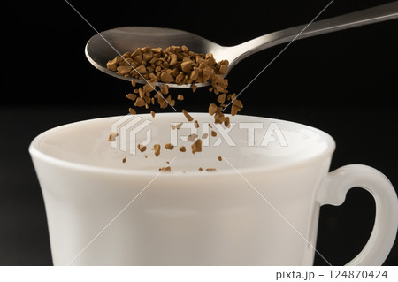 インスタントコーヒー　コーヒー粉末をカップに入れる 124870424