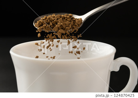インスタントコーヒー　コーヒー粉末をカップに入れる 124870425