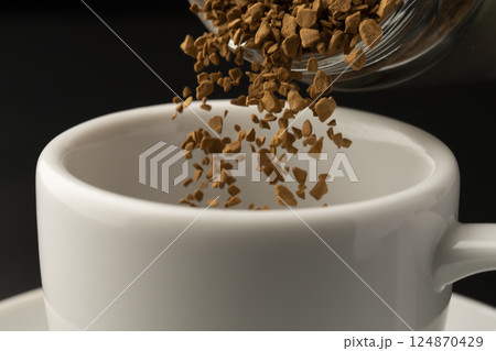 インスタントコーヒー コーヒー粉末をカップに入れる インスタントコーヒー コーヒー粉末をカップに入れる 124870429
