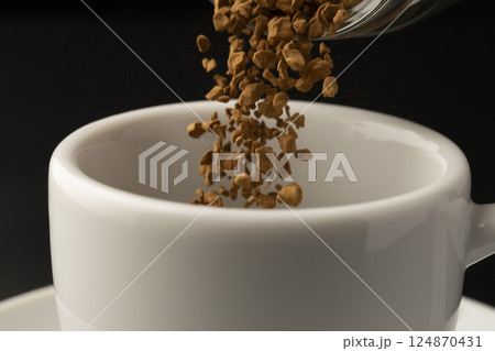 インスタントコーヒー　コーヒー粉末をカップに入れる 124870431