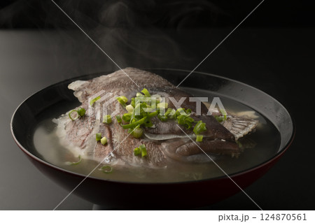 ゆげの立った真鯛のあら汁 ゆげの立った真鯛のあら汁 124870561