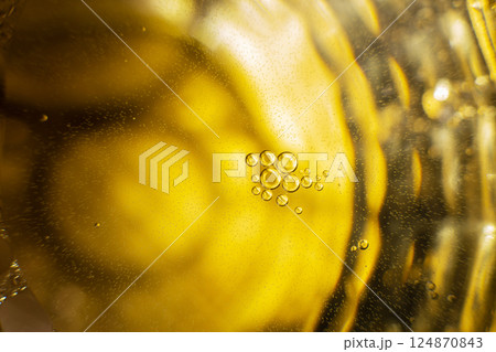 Gold Oil bubbles. circles of orange water macro. abstract yellow background 124870843