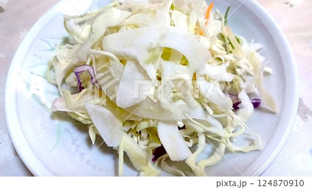 千切りキャベツの芯の部分(葉脈の硬い部分) 124870910