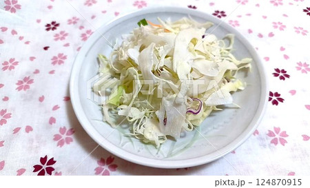 千切りキャベツの芯の部分(葉脈の硬い部分) 124870915