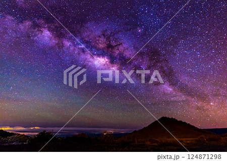 ハワイ島　マウナ・ケア山ビジターセンターからの夜明けの天の川の絶景 124871298
