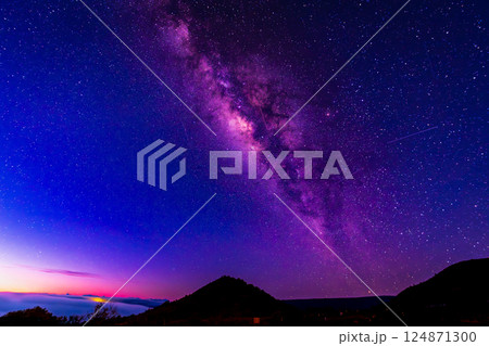 ハワイ島　マウナ・ケア山ビジターセンターからの夜明けの天の川の絶景 124871300