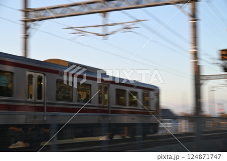 夕暮れを翔ける電車 夕暮れを翔ける電車 124871747
