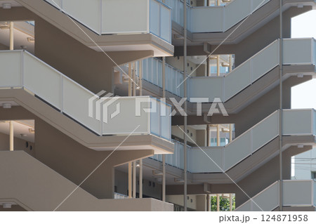 マンションの外階段 マンションの外階段 124871958