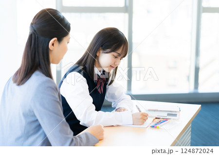 勉強する女子学生と先生 勉強する女子学生と先生 124872024