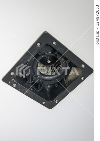 分解清掃中の換気扇（バスルーム） 124872053