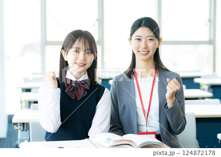 勉強する女子学生と先生 勉強する女子学生と先生 124872178