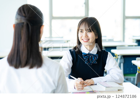 勉強する女子学生と先生 勉強する女子学生と先生 124872186