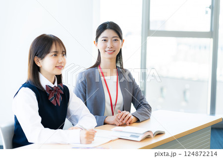 勉強する女子学生と先生 勉強する女子学生と先生 124872214