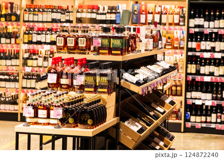 ハワイのスーパーマーケット酒販陳列棚 124872240