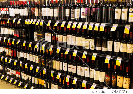ハワイのスーパーマーケット酒販陳列棚 124872253