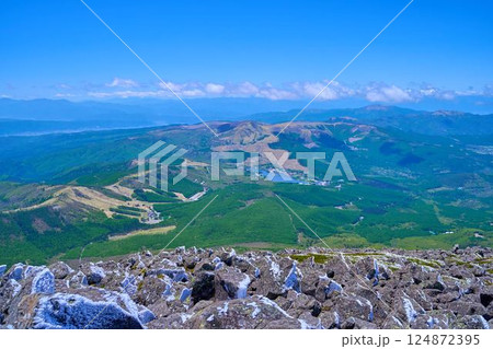 春の長野県 蓼科山の山頂西側から西側の眺望(白樺湖,車山,八子ヶ峰など) 春の長野県 蓼科山の山頂西側から西側の眺望(白樺湖,車山,八子ヶ峰など) 124872395