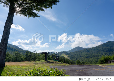夏のスキー場から望む山々 124872507