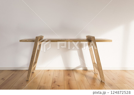 室内に置かれた組み立て式の棚 シェルフ 室内に置かれた組み立て式の棚 シェルフ 124872528