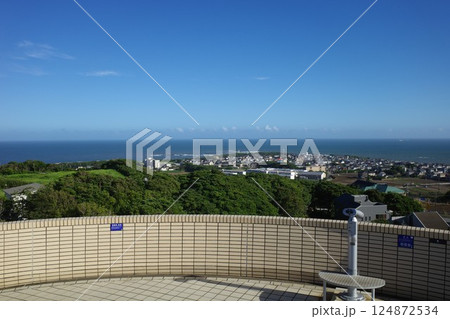 地球の丸く見える丘展望館に設置された双眼鏡と眺望 地球の丸く見える丘展望館に設置された双眼鏡と眺望 124872534