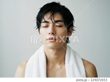 清潔感とナチュラルな色気のクールダウンする若い日本人男性(AI生成画像) 清潔感とナチュラルな色気のクールダウンする若い日本人男性(AI生成画像) 124872653