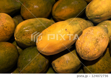 ハワイのスーパーマーケットフルーツ売り場　パパイヤ 124872736