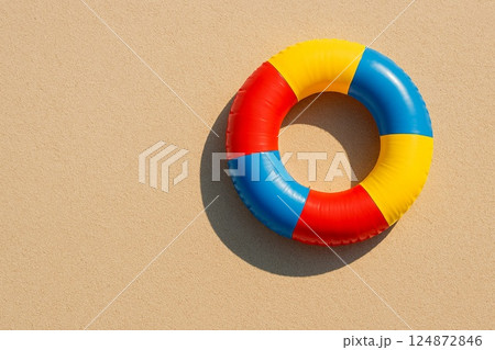 浮き輪と夏の日差し 124872846